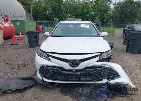 2018 Toyota Camry Le z USA, uszkodzony, nr VIN 4T1B11HK5JU551693